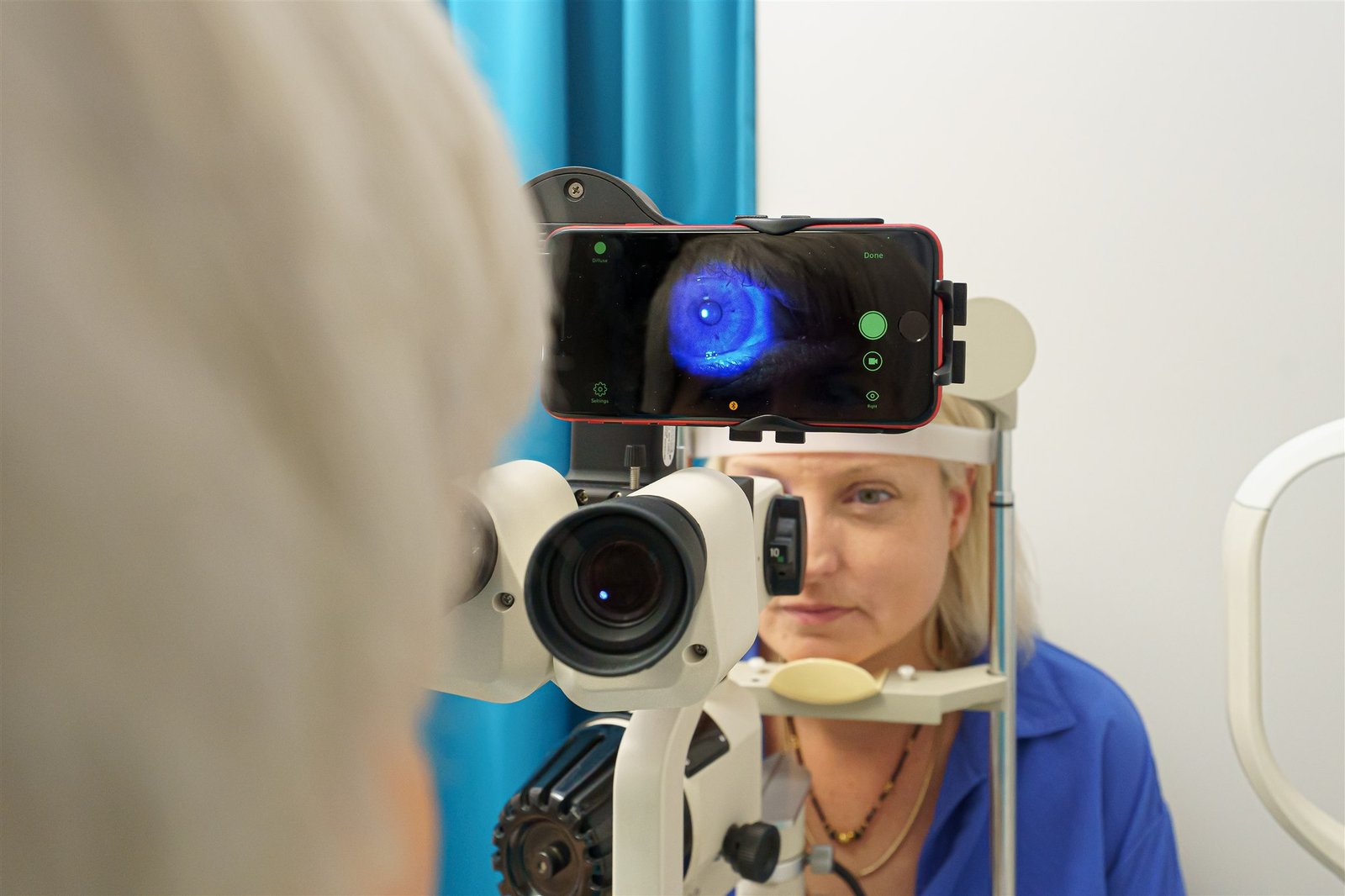 Optometrist voert een deskundige lenscontrole uit met een biomicroscoop